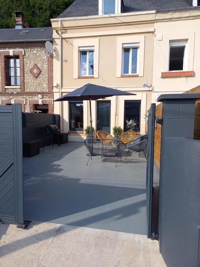 8 Places A La Bonne Escale *